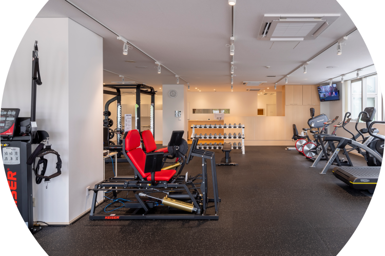 WITのトレーニングジムエリアにあるトレーニングマシン