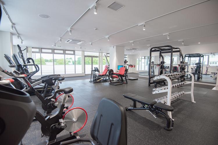 WITのトレーニングジムエリアにあるトレーニングマシン