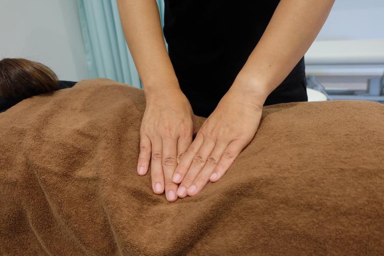 徒手療法をしているアスレティックトレーナー