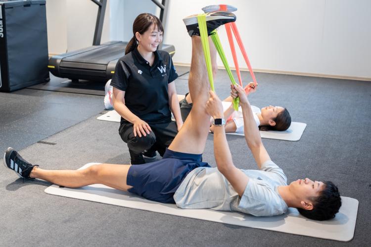 グループセッションを指導するアスレティックトレーナー